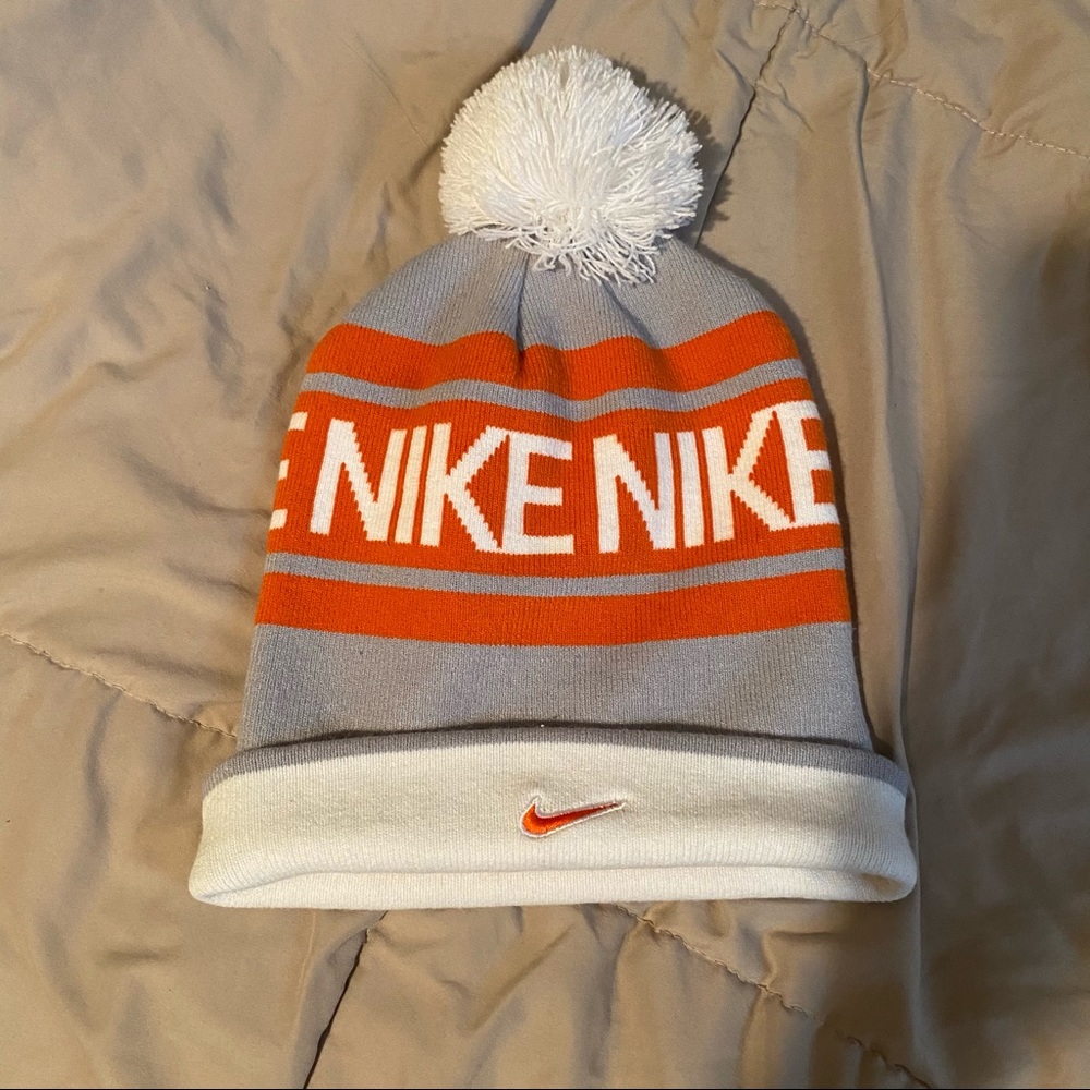 Nike Beanie w/pom pom
